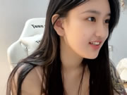 挺拔粉嫩的大奶子可愛超清純美少女直播